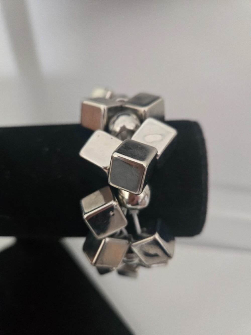 Light Metal Square & Spheres Stretch Bracelet